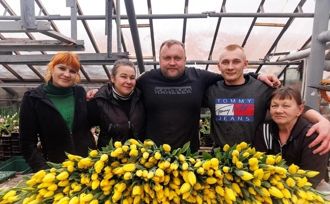 Сбор цветов в парнике