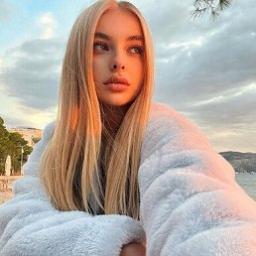  Максымилиана